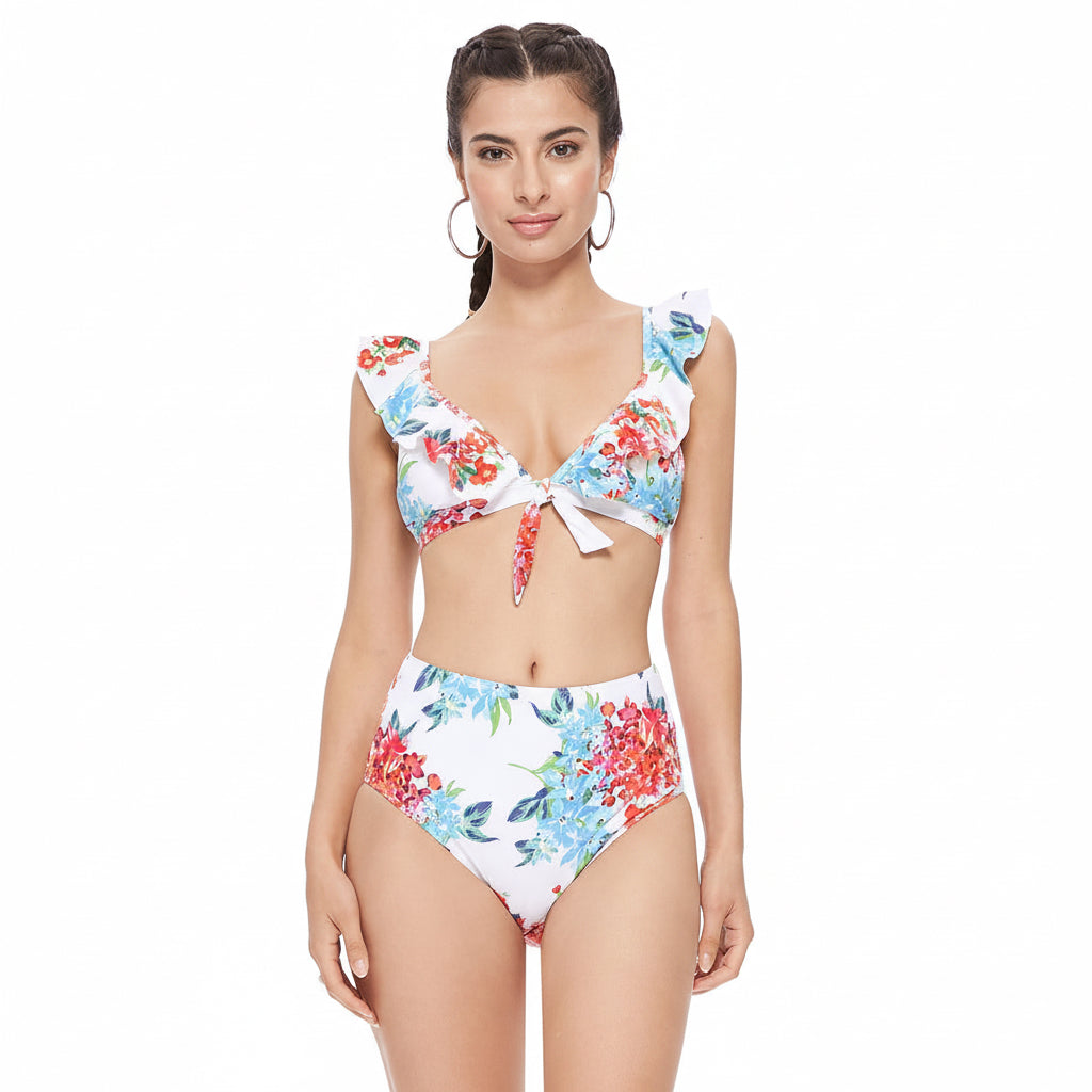 Modelo usando bikini floral de dos piezas con top de olanes y nudo frontal, bikini de tiro alto, fondo blanco, estilo femenino y elegante