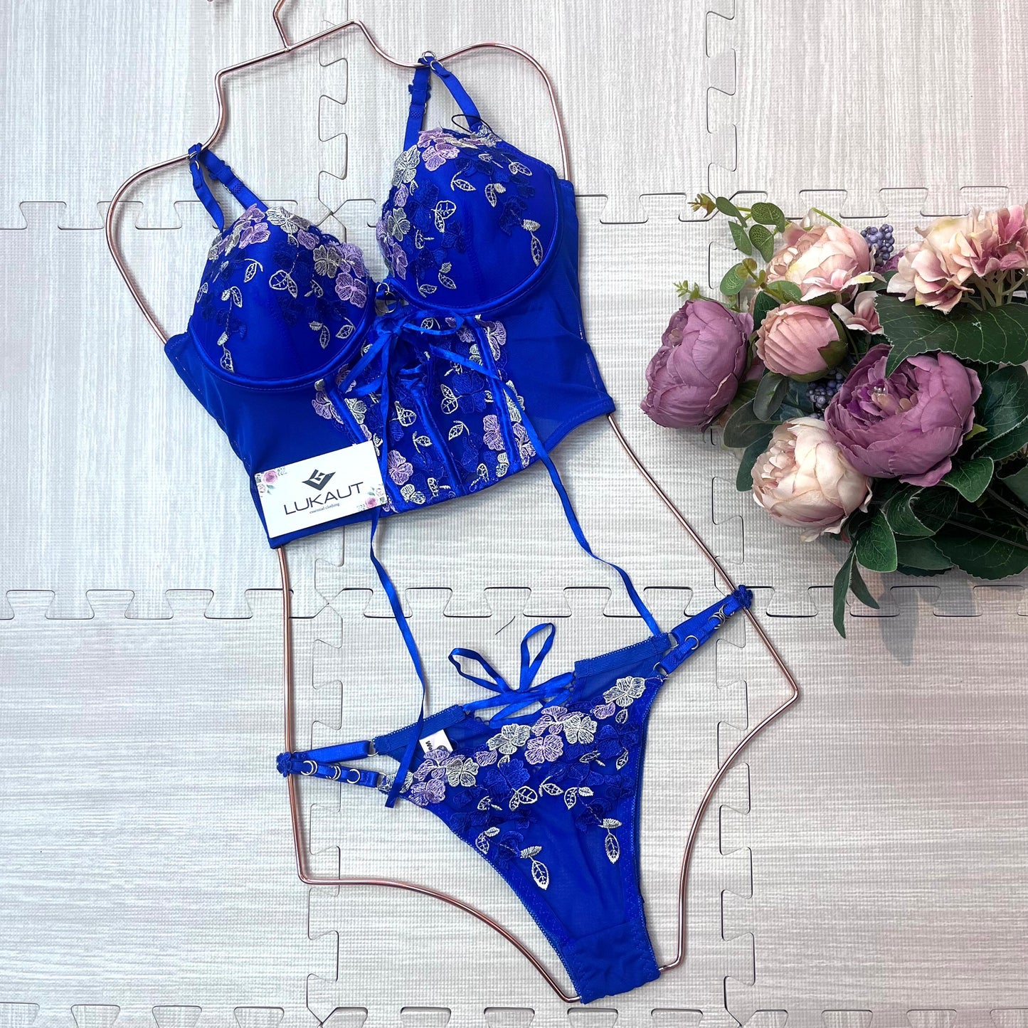 Coordinado lencero bordado para mujer con bustier lukaut