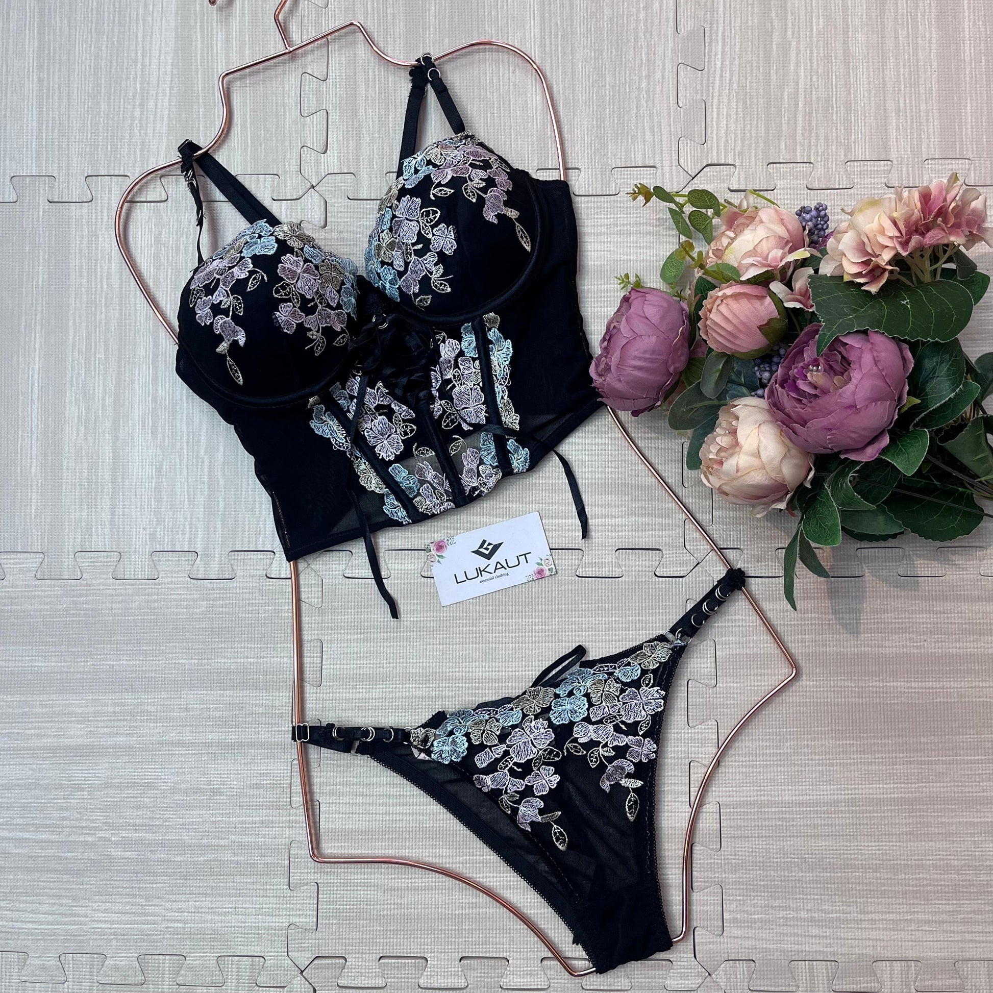 Coordinado lencero bordado para mujer con bustier lukaut