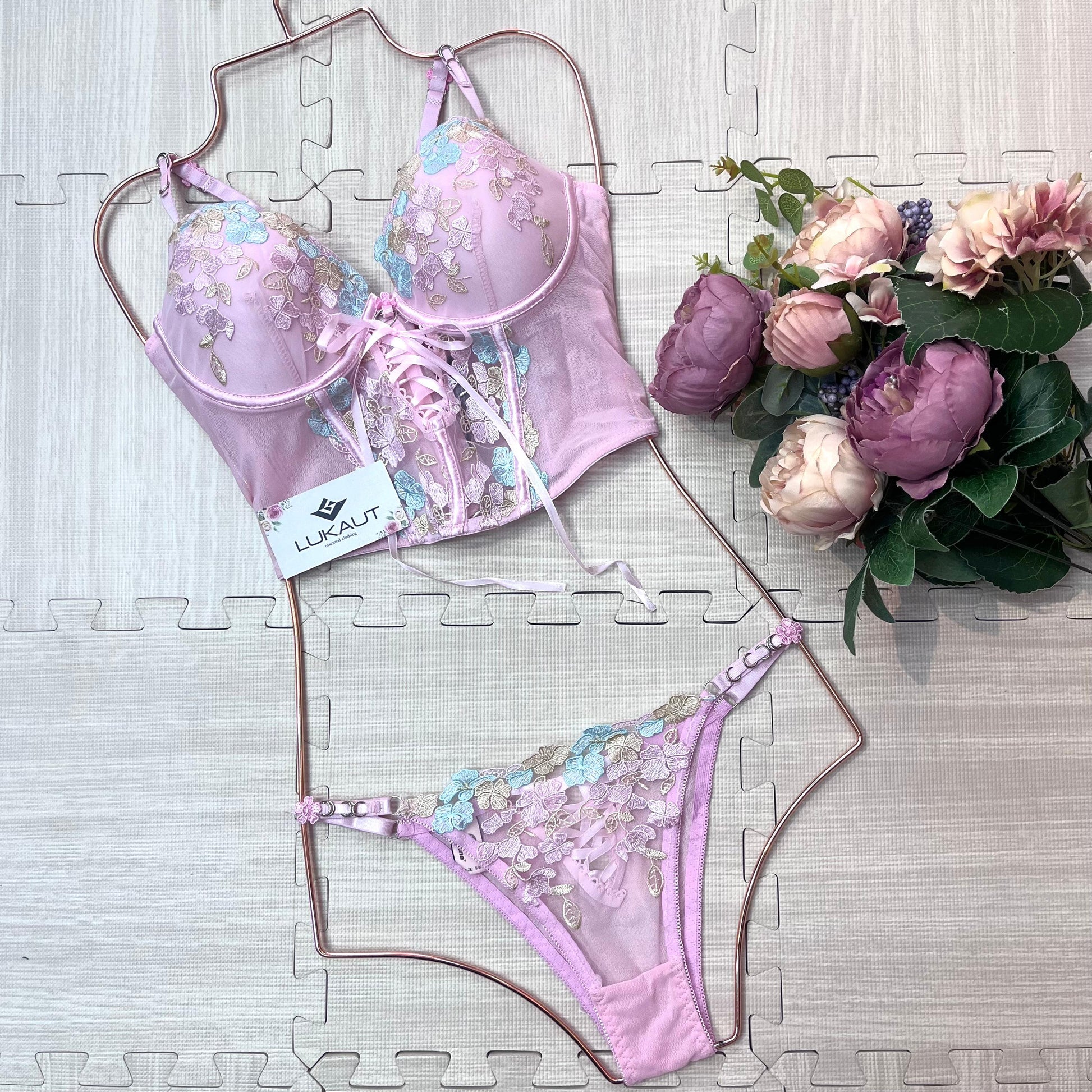 Coordinado lencero bordado para mujer con bustier lukaut