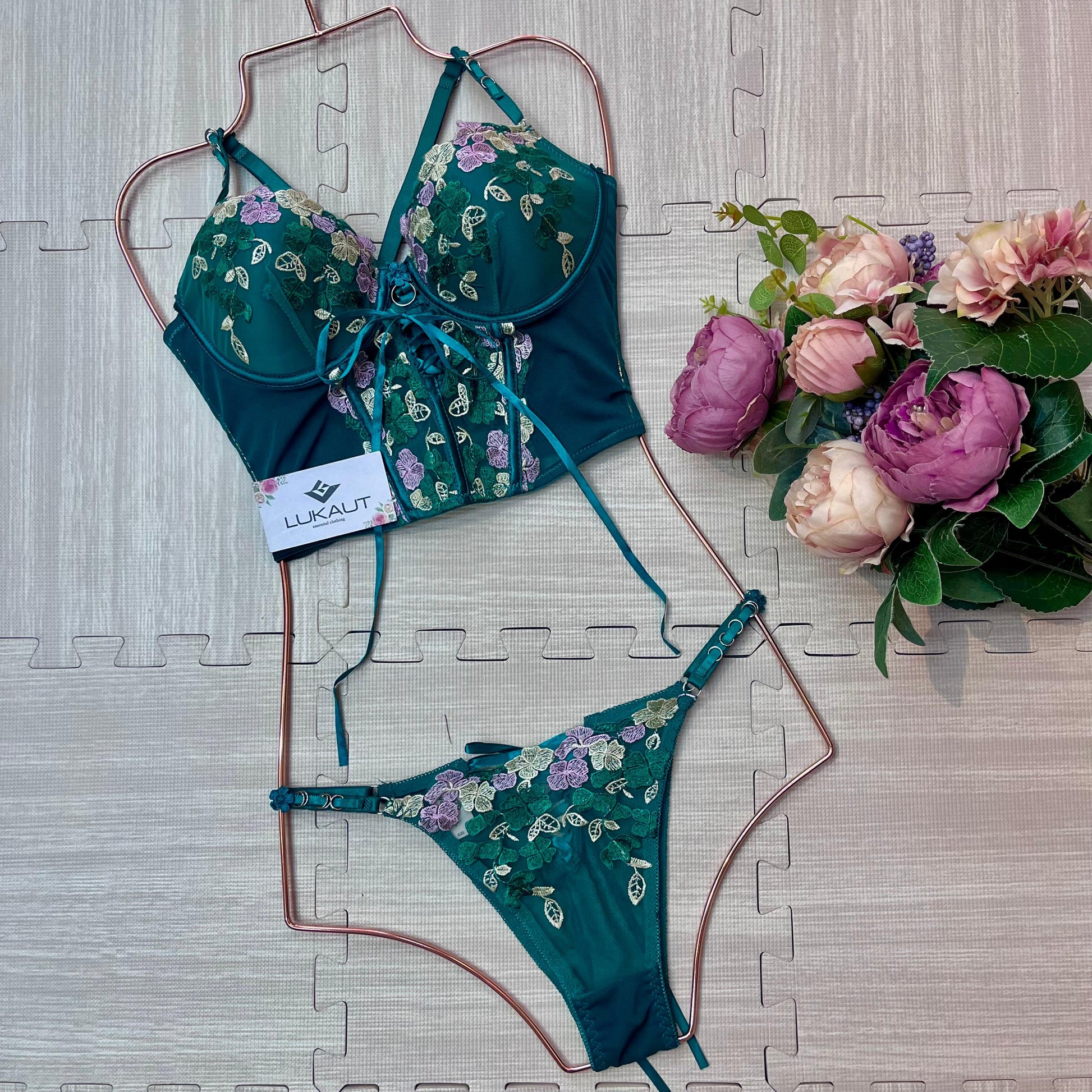 Coordinado lencero bordado para mujer con bustier lukaut